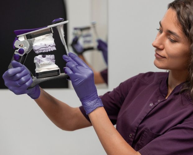 Especialista VérticeLab analisando modelo protético
